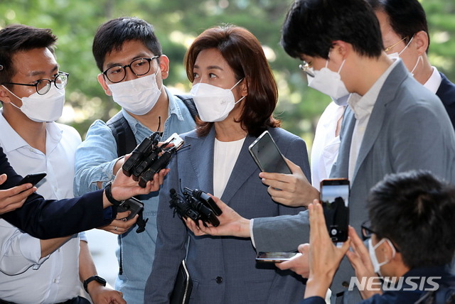 [서울=뉴시스] 박주성 기자 = 국회 패스트트랙 충돌 사태로 재판에 넘겨진 옛 미래통합당 나경원 전 원내대표가 21일 오전 서울 양천구 남부지방법원에서 열린 공판에 출석하고 있다. 2020.09.21. park7691@newsis.com