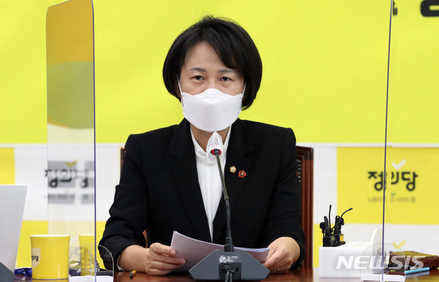 [서울=뉴시스] 김진아 기자 = 강은미 정의당 원내대표가 21일 오전 서울 여의도 국회에서 열린 상무위원회 회의에서 발언을 하고 있다. (공동취재사진) 2020.09.21. photo@newsis.com