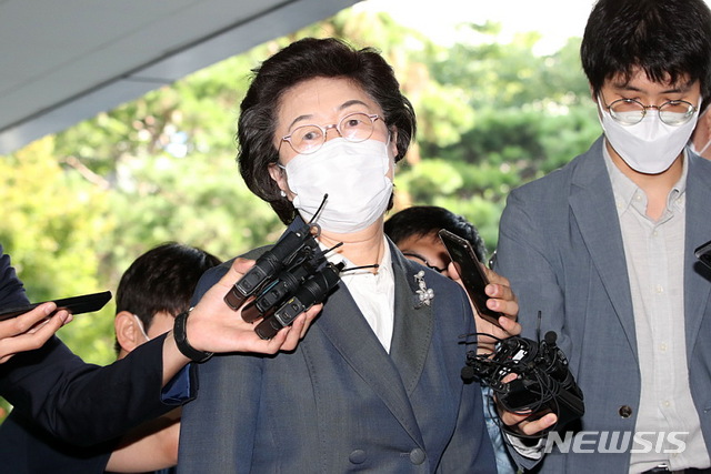 [서울=뉴시스] 박주성 기자 = 국회 패스트트랙 충돌 사태로 재판에 넘겨진 옛 한국경제당 이은재 21일 오전 의원이 서울 양천구 남부지방법원에서 열린 공판에 출석하고 있다. 2020.09.21. park7691@newsis.com