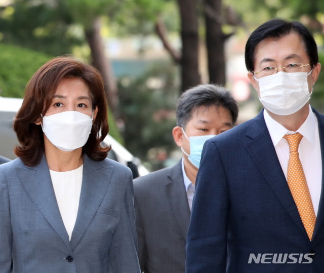 [서울=뉴시스] 박주성 기자 = 국회 패스트트랙 충돌 사태로 재판에 넘겨진 옛 자유한국당(현 국민의힘) 나경원 전 원내대표와 이만희 국민의힘 의원이 21일 오전 서울 양천구 서울남부지법에서 열린 공판에 출석하고 있다. 2020.09.21. park7691@newsis.com