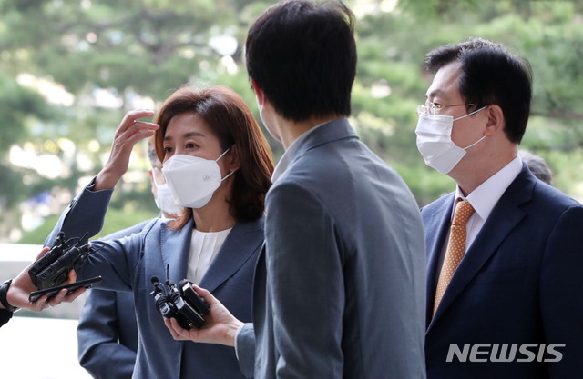 [서울=뉴시스] 박주성 기자 = 국회 패스트트랙 충돌 사태로 재판에 넘겨진 옛 자유한국당 나경원 전 원내대표와 이만희 국민의 힘 의원이 21일 오전 서울 양천구 남부지방법원에서 열린 공판에 출석하고 있다. 2020.09.21. park7691@newsis.com