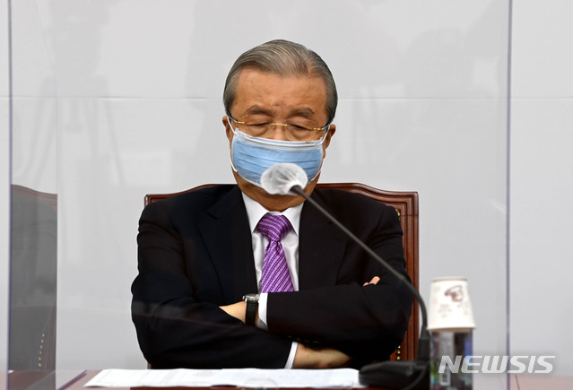 [서울=뉴시스] 김진아 기자 = 김종인 국민의힘 비상대책위원장이 21일 오전 서울 여의도 국회에서 열린 비상대책위원회의에서 최고위원들의 발언을 듣고 있다. (공동취재사진) 2020.09.21.&nbsp; photo@newsis.com