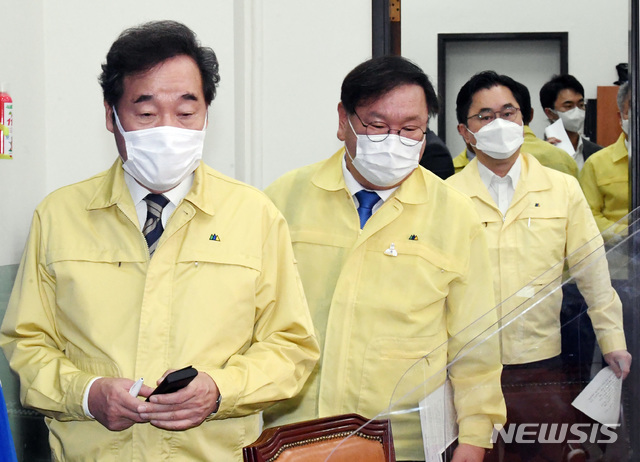 [서울=뉴시스]김선웅 기자 = 더불어민주당 이낙연 대표, 김태년 원내대표와 김종민 최고위원이 21일 오전 서울 여의도 국회에서 열린 최고위원회의에 참석하고 있다.(공동취재사진)2020.09.21.photo@newsis.com