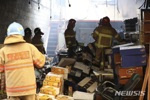 [서울=뉴시스]최진석 기자 = 21일 오전 화재가 발생한 서울 동대문구 청량리 청과물시장에서 소방대원들이 잔불 정리를 하고 있다. 2020.09.21.myjs@newsis.com