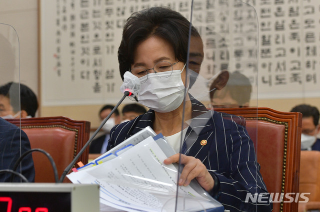 [서울=뉴시스] 김진아 기자 = 추미애 법무부 장관이 21일 서울 여의도 국회에서 열린 법제사법위원회 전체회의에 출석, 자료를 정리하고 있다.(공동취재사진) 2020.09.21. photo@newsis.com