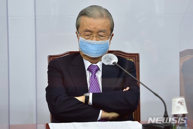 [서울=뉴시스]김진아 기자 = 국민의힘 김종인 비상대책위원장이 21일 오전 국회에서 열린 당 비상대책위원회의에서 생각에 잠겨있다. (공동취재사진) 2020.09.21. photo@newsis.com