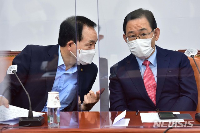 [서울=뉴시스]김진아 기자 = 국민의힘 주호영 원내대표와 성일종 비대위원이 21일 오전 국회에서 열린 당 비상대책위원회의에서 대화를 하고 있다. (공동취재사진) 2020.09.21. photo@newsis.com