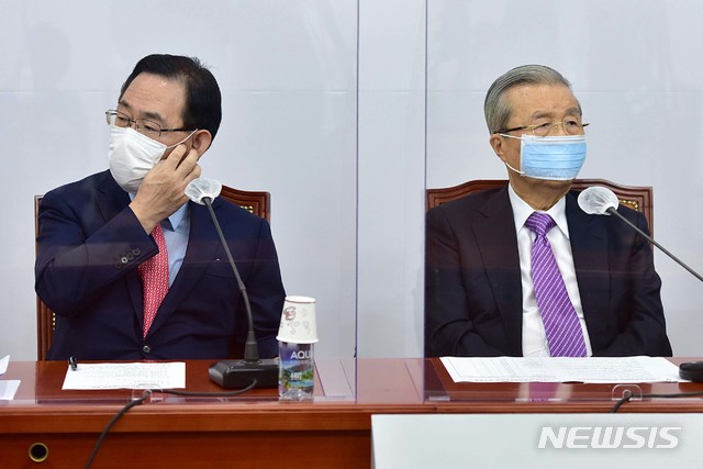 [서울=뉴시스]김진아 기자 = 국민의힘 김종인 비상대책위원장과 주호영 원내대표이 21일 오전 국회에서 열린 당 비상대책위원회의에서 서로 다른 곳을 바라보고 있다. (공동취재사진) 2020.09.21.&nbsp; photo@newsis.com