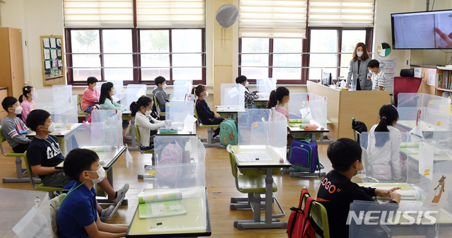 [서울=뉴시스]수도권 등교 재개 첫날이던 지난달 21일 오전 서울 강동구 한산초등학교에서 2학년 학생들이 수업을 듣고 있다. (사진= 뉴시스 DB) photo@newsis.com