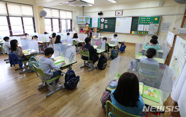 [서울=뉴시스]홍효식 기자 = 수도권 등교 재개 첫날인 21일 오전 서울 강동구 한 초등학교에서 2학년 학생들이 수업을 듣고 있다. 2020.09.21. photo@newsis.com (사진은 본 기사와 관련이 없습니다)