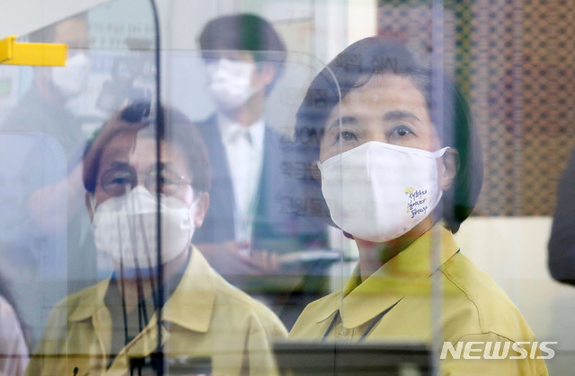 [서울=뉴시스]홍효식 기자 = 유은혜 사회부총리 겸 교육부 장관과 조희연 서울시교육감이 수도권 등교 재개 첫날인 21일 오전 서울 강동구 한산초등학교를 방문해 학교장 및 학부모 대표와 간담회를 갖고 있다. 2020.09.21. photo@newsis.com