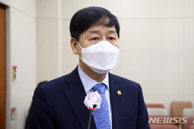 [서울=뉴시스]김선웅 기자 = 구윤철 국무조정실장이 21일 서울 여의도 국회에서 열린 정무위원회 전체회의에 출석해 제안설명을 하고 있다. (공동취재사진) 2020.09.21.&nbsp; photo@newsis.com