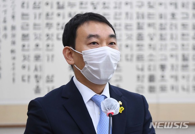 [서울=뉴시스]김진아 기자 = 김용민 더불어민주당 의원이 21일 서울 여의도 국회에서 열린 법제사법위원회 전체회의에 참석해 고위공직자수사처 설치 및 운영에 관한 법률 일부개정법률안 제안설명을 하고 있다. (공동취재사진) 2020.09.21. photo@newsis.com