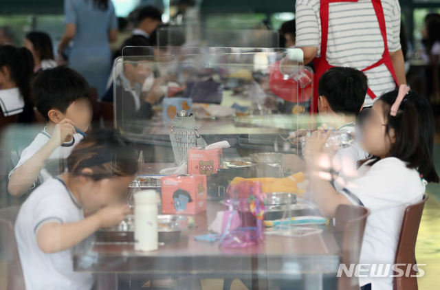 [서울=뉴시스] 고승민 기자 = 수도권 소재 유치원, 학교가 약3주간의 전면 원격수업을 마무리하고 등교를 재개한 지난해 9월 서울 한 초등학교에서 가림막 좌석에 앉은 학생들이 거리두기 원칙을 지키며 점심식사를 하고 있다. (사진=뉴시스DB). 2020.09.21. photo@newsis.com