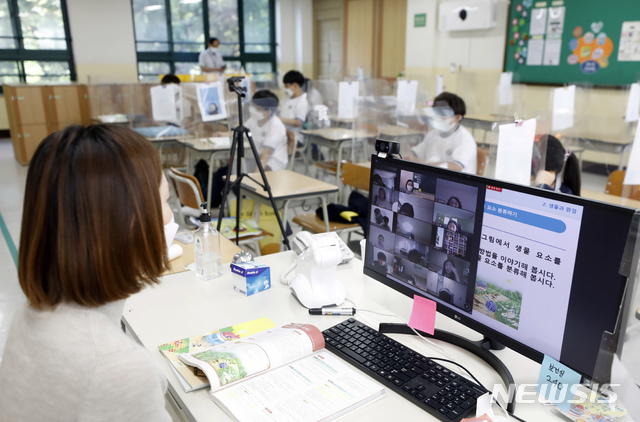 [서울=뉴시스] 고승민 기자 = 수도권 소재 유치원, 학교가 약3주간의 전면 원격수업을 마무리하고 등교를 재개한 21일 서울 화랑초등학교에서 대면, 비대면(원격) 수업이 동시에 진행되고 있다. 교육부에 따르면 21일부터 10월11일까지 수도권 유치원, 초등학교, 중학교는 3분의 1, 고등학교는 3분의 2 이내로 인원을 유지하고 등교한다. 수도권 코로나19 재확산으로 지난달 26일 전면 원격수업을 시작한 지 26일만이다. 2020.09.21.kkssmm99@newsis.com