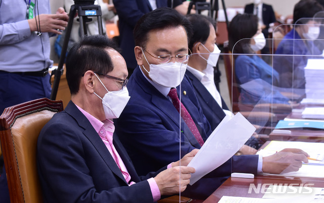 [서울=뉴시스]김진아 기자 = 김도읍 국민의힘 간사와 유상범 의원이 21일 오전 서울 여의도 국회에서 열린 법제사법위원회 전체회의에서 자료를 살펴보고 있다. (공동취재사진) 2020.09.21.&nbsp; photo@newsis.com