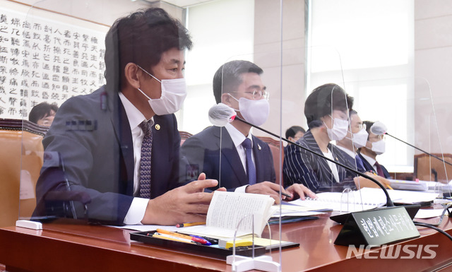 [서울=뉴시스]김진아 기자 = 박종문 헌법재판소 사무처장이 21일 오전 서울 여의도 국회에서 열린 법제사법위원회 전체회의에 출석해 의원의 질의에 답변하고 있다. (공동취재사진) 2020.09.21. photo@newsis.com