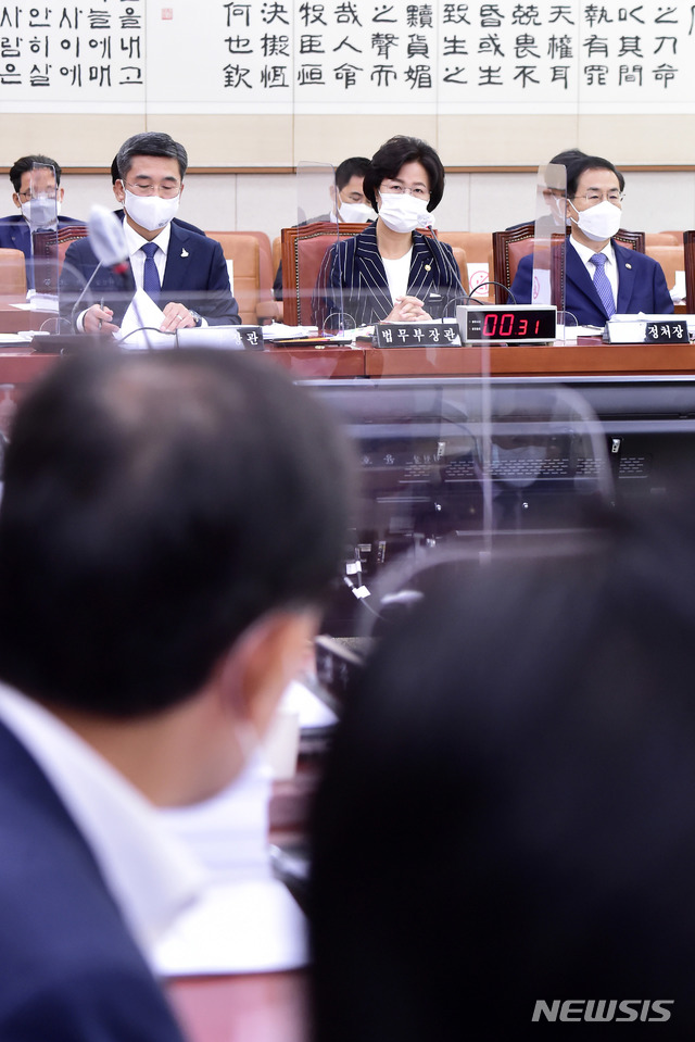 [서울=뉴시스]김진아 기자 = 추미애 법무부 장관이 21일 오전 서울 여의도 국회에서 열린 법제사법위원회 전체회의에 출석해 의원의 질의에 답변하고 있다. (공동취재사진) 2020.09.21.&nbsp; photo@newsis.com