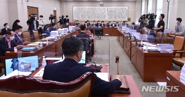 [서울=뉴시스]김진아 기자 = 윤호중 위원장이 21일 서울 여의도 국회 본관 406호에서 열린 국회 법제사법위원회 전체회의에서 정회를 선포하며, 의사봉을 두드리고 있다. 이후 국회 법사위 회의는 오후 3시 30분에 속개된다. (공동취재사진) 2020.09.21.&nbsp; photo@newsis.com 