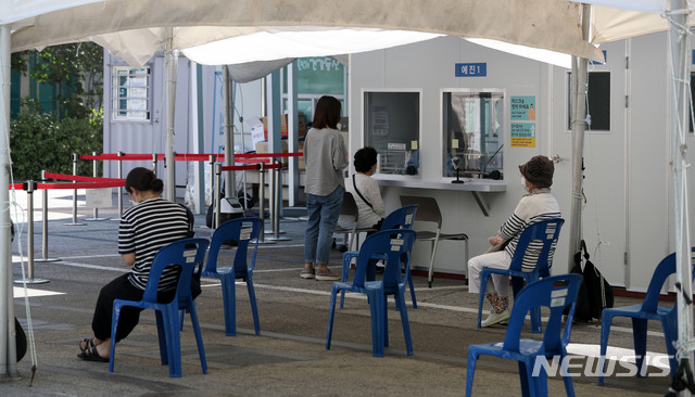 [서울=뉴시스]홍효식 기자 = 국내 신종 코로나바이러스 감염증(코로나19) 신규 확진자가 이틀 연속 두 자릿수로 집계된 21일 서울 강동구 보건소에 마련된 선별진료소에서 구민들이 검사를 받기 위해 기다리고 있다. 2020.09.21.&nbsp; photo@newsis.com