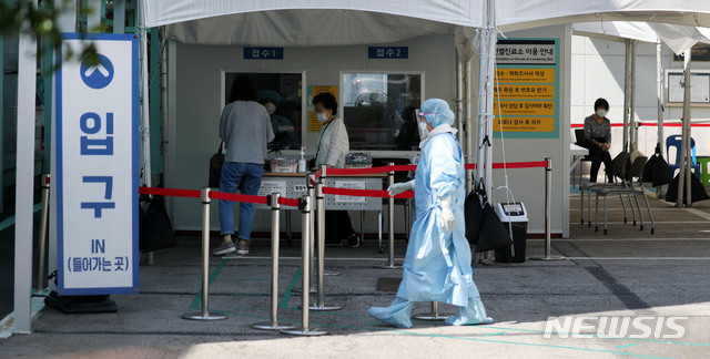 [서울=뉴시스]홍효식 기자 = 국내 신종 코로나바이러스 감염증(코로나19) 신규 확진자가 이틀 연속 두 자릿수로 집계된 21일 오전 서울 강동구 보건소에 마련된 선별진료소에서 구민들이 검사를 받기 위해 기다리고 있다. 2020.09.21.&nbsp; photo@newsis.com