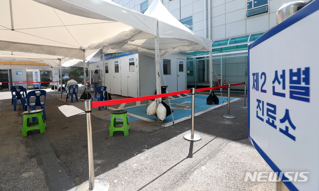 [서울=뉴시스]홍효식 기자 = 국내 신종 코로나바이러스 감염증(코로나19) 신규 확진자가 이틀 연속 두 자릿수로 집계된 21일 오전 서울 강동구 보건소에 마련된 선별진료소에서 구민들이 검사를 받기 위해 기다리고 있다. 2020.09.21. photo@newsis.com