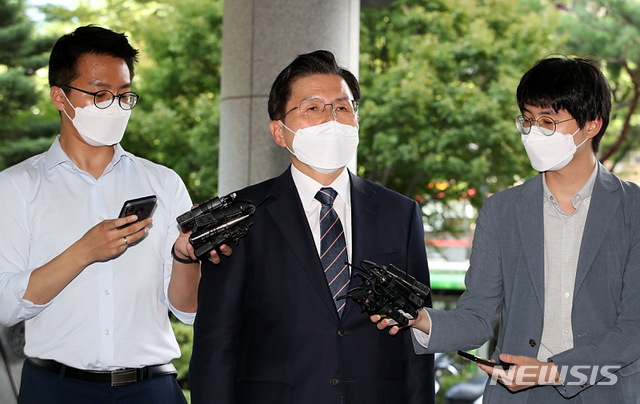 [서울=뉴시스] 박주성 기자 = 국회 패스트트랙 충돌 사태로 재판에 넘겨진 옛 자유한국당 황교안 전 대표가 21일 오후 서울 양천구 서울남부지법에서 열린 공판에 출석하고 있다. 2020.09.21. park7691@newsis.com