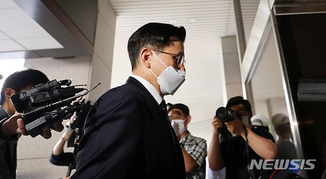 [서울=뉴시스] 박주성 기자 = 국회 패스트트랙 충돌 사태로 재판에 넘겨진 옛 자유한국당 황교안 전 대표가&nbsp; 21일 오후 서울 양천구 서울남부지법에서 열린 공판에 출석하고 있다. 2020.09.21. park7691@newsis.com