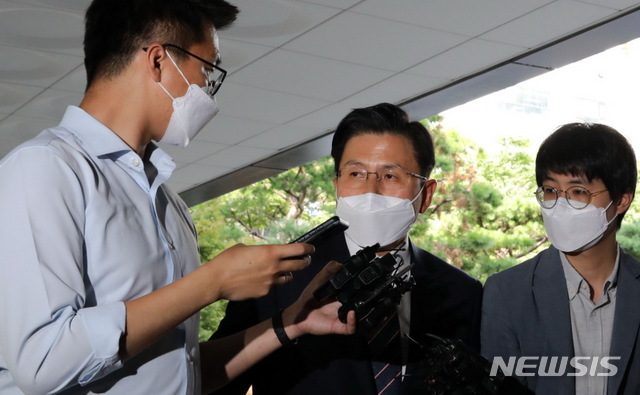 [서울=뉴시스] 박주성 기자 = 국회 패스트트랙 충돌 사태로 재판에 넘겨진 옛 자유한국당(현 국민의힘) 황교안 전 대표가 21일 오후 서울 양천구 서울남부지법에서 열린 공판에 출석하고 있다. 2020.09.21. park7691@newsis.com