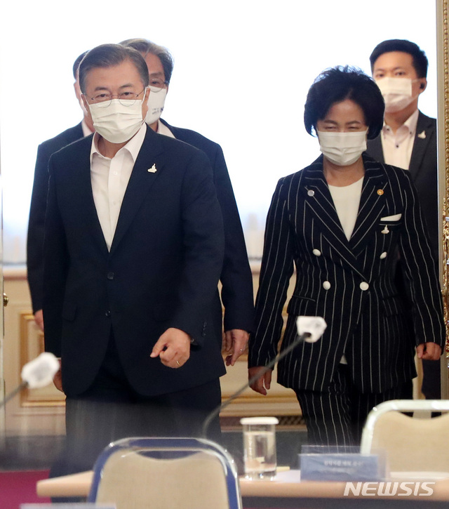 [서울=뉴시스]추상철 기자 = 문재인 대통령이 21일 오후 청와대 영빈관에서 열린 제2차 국정원·검찰·경찰 개혁 전략회의에 추미애 법무부 장관과 함께 참석하고 있다. 2020.09.21.&nbsp; scchoo@newsis.com