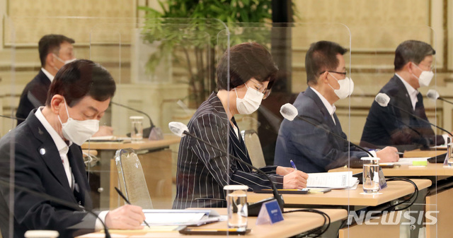 [서울=뉴시스]추상철 기자 = 진영 행정안전부 장관, 추미애 법무부 장관, 박지원 국정원장이 21일 오후 청와대 영빈관에서 열린 제2차 국정원·검찰·경찰 개혁 전략회의에 참석해 문재인 대통령의 발언을 듣고 있다. 2020.09.21. scchoo@newsis.com