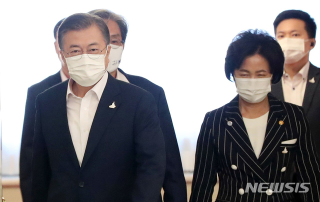 [서울=뉴시스]추상철 기자 = 문재인 대통령이 21일 오후 청와대 영빈관에서 열린 제2차 국정원·검찰·경찰 개혁 전략회의에 추미애 법무부 장관과 함께 참석하고 있다. 2020.09.21. scchoo@newsis.com