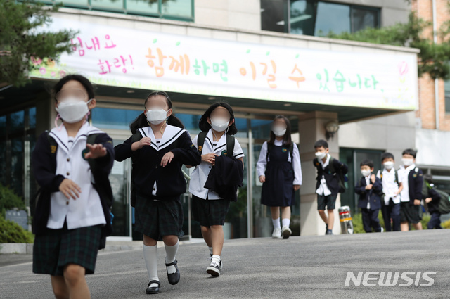 [서울=뉴시스] 고승민 기자 = 수도권 소재 유치원, 학교가 약3주간의 전면 원격수업을 마무리하고 등교를 재개한 21일 서울 화랑초등학교에서 학생들이 하교하고 있다. 교육부에 따르면 21일부터 10월11일까지 수도권 유치원, 초등학교, 중학교는 3분의 1, 고등학교는 3분의 2 이내로 인원을 유지하고 등교한다. 수도권 코로나19 재확산으로 지난달 26일 전면 원격수업을 시작한 지 28일만이다. 2020.09.21.kkssmm99@newsis.com