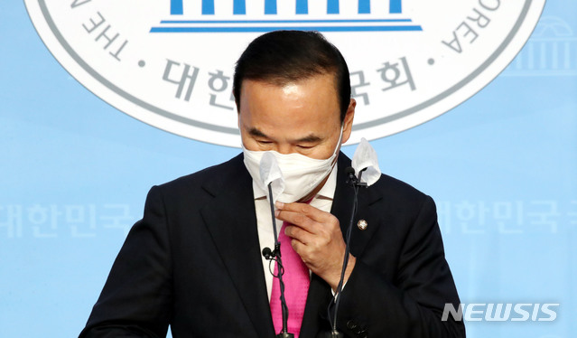 [서울=뉴시스]김선웅 기자 = 국회 국토교통위원회 소속 당시 가족 명의 건설회사를 통해 피감기관들로부터 수천억원대 공사를 특혜 수주했다는 의혹에 휩싸인 박덕흠 국민의힘 의원이 21일 오후 서울 여의도 국회 소통관에서 해명 기자회견을 하고 있다. (공동취재사진) 2020.09.21. photo@newsis.com