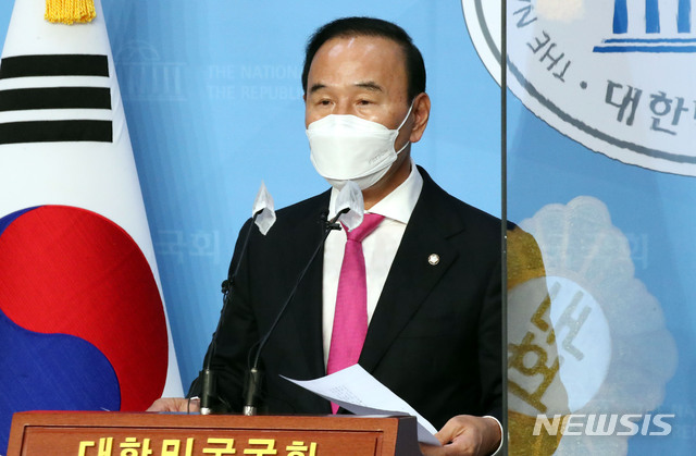 [서울=뉴시스]김선웅 기자 = 국회 국토교통위원회 소속 당시 가족 명의 건설회사를 통해 피감기관들로부터 수천억원대 공사를 특혜 수주했다는 의혹에 휩싸인 박덕흠 국민의힘 의원이 21일 오후 서울 여의도 국회 소통관에서 해명 기자회견을 하고 있다. (공동취재사진) 2020.09.21. photo@newsis.com