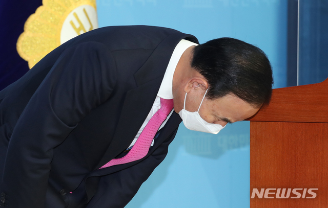 [서울=뉴시스]김선웅 기자 = 국회 국토교통위원회 소속 당시 가족 명의 건설회사를 통해 피감기관들로부터 수천억원대 공사를 특혜 수주했다는 의혹에 휩싸인 박덕흠 국민의힘 의원이 21일 오후 서울 여의도 국회 소통관에서 해명 기자회견을 하고 있다. (공동취재사진) 2020.09.21.&nbsp; photo@newsis.com