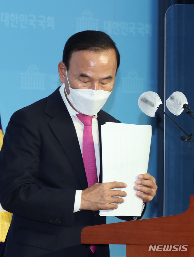 [서울=뉴시스]김선웅 기자 = 국회 국토교통위원회 소속 당시 가족 명의 건설회사를 통해 피감기관들로부터 수천억원대 공사를 특혜 수주했다는 의혹에 휩싸인 박덕흠 국민의힘 의원이 21일 오후 서울 여의도 국회 소통관에서 해명 기자회견을 하고 있다. (공동취재사진) 2020.09.21. photo@newsis.com