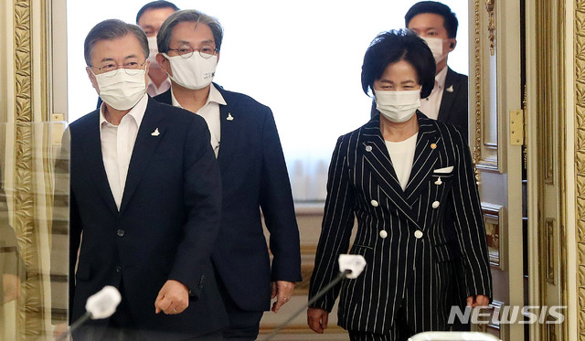 [서울=뉴시스]추상철 기자 = 문재인 대통령이 21일 오후 청와대 영빈관에서 열린 제2차 국정원·검찰·경찰 개혁 전략회의에서 추미애 법무부 장관과 함께 회의에 참석하고 있다. 2020.09.21.&nbsp; scchoo@newsis.com