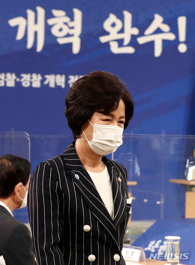 [서울=뉴시스]추상철 기자 = 추미애 법무부 장관이 21일 오후 청와대 영빈관에서 열린 제2차 국정원·검찰·경찰 개혁 전략회의에 참석해 이동하고 있다. 2020.09.21. scchoo@newsis.com