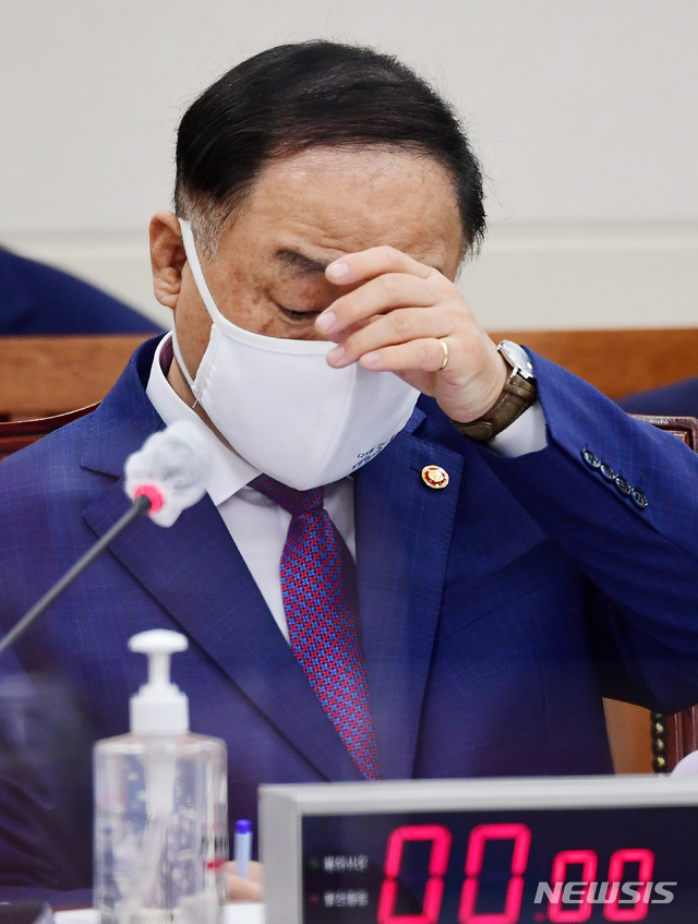 [서울=뉴시스]김진아 기자 = 홍남기 경제부총리 겸 기획재정부 장관이 21일 국회에서 열린 기획재정위원회 전체회의에서 생각에 잠겨 있다. (공동취재사진) 2020.09.21. photo@newsis.com