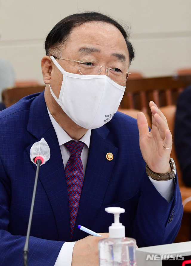 [서울=뉴시스]김진아 기자 = 홍남기 경제부총리 겸 기획재정부 장관이 21일 국회에서 열린 기획재정위원회 전체회의에서 의원들의 질의에 답하고 있다. (공동취재사진) 2020.09.21. photo@newsis.com
