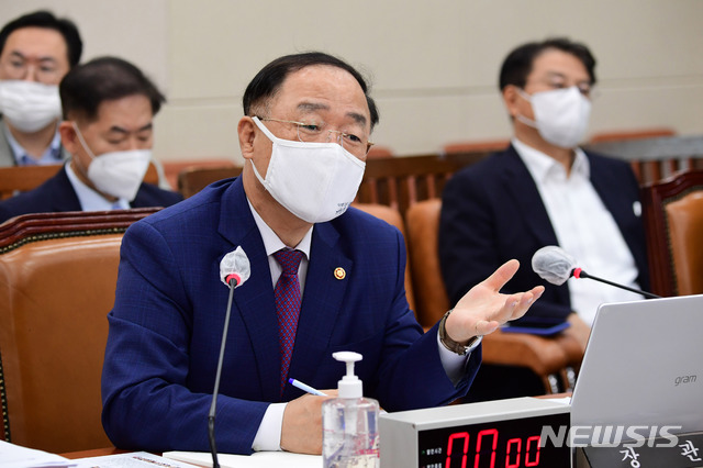 [서울=뉴시스]김진아 기자 = 홍남기 경제부총리 겸 기획재정부 장관이 21일 국회에서 열린 기획재정위원회 전체회의에서 의원들의 질의에 답하고 있다. (공동취재사진) 2020.09.21. photo@newsis.com