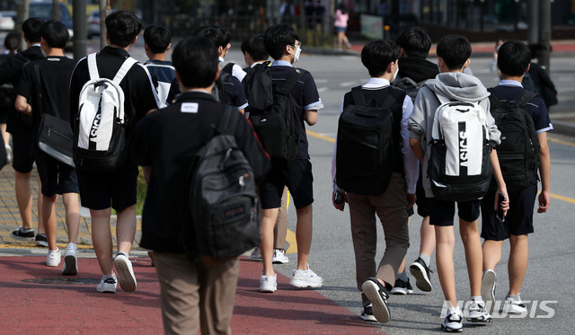 [고양=뉴시스]홍효식 기자 = 지난해 9월 경기 고양시 한 중학교에서 수업을 마친 학생들이 하교하고 있다. (사진=뉴시스DB). 2020.09.21. photo@newsis.com