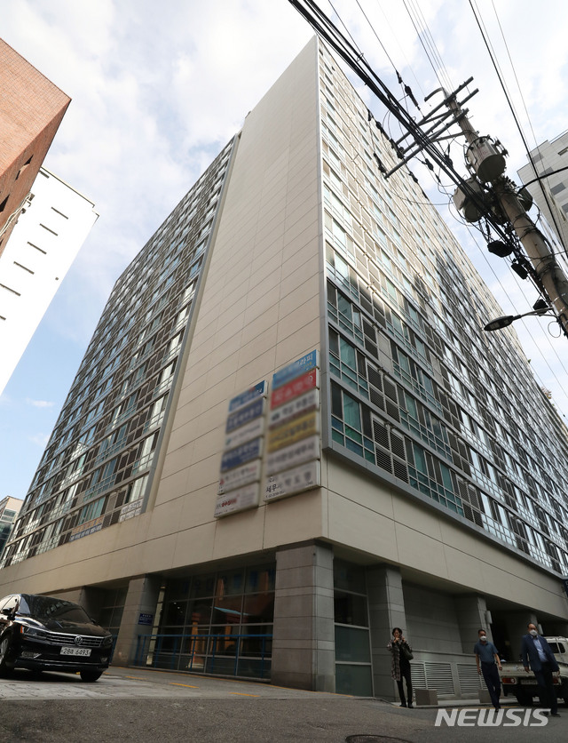 [서울=뉴시스] 박미소 기자 = 신종 코로나바이러스 감염증(코로나19) 집단감염이 발생한 서울 강남구 오피스텔 대우디오빌플러스에서 21일 오후 대우디오빌플러스 건물이 보이고 있다. 2020.09.21. misocamera@newsis.com