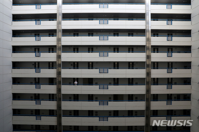 [서울=뉴시스] 박미소 기자 = 신종 코로나바이러스 감염증(코로나19) 확진자가 10여명 발생한 서울 강남구 오피스텔 대우디오빌플러스에서 21일 오후 한 입주민이 복도를 지나고 있다. 2020.09.21. misocamera@newsis.com