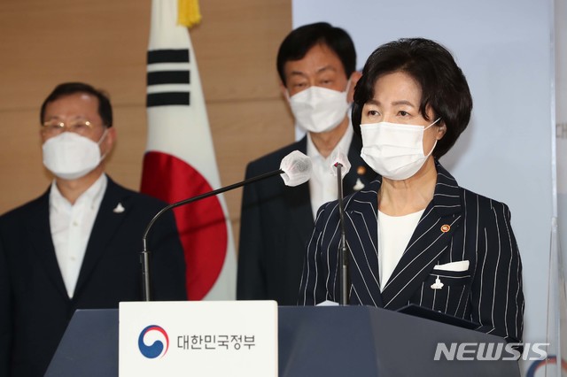 [서울=뉴시스]사진공동취재단 = 추미애 법무부 장관이 지난 21일 오후 정부서울청사 합동브리핑실에서 '제2차 국정원·검찰·경찰 개혁전략회의' 결과를 발표하고 있다. 2020.09.21. photo@newsis.com