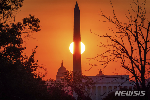 [워싱턴=AP/뉴시스] 여름 마지막날인 21일 미국 수도 워싱턴에서 해가 워싱턴 모뉴먼트 뒤로 떠오르고 있다. 북반구의 가을 첫날인 추분이 22일이다. 워싱턴에 추분의 새 해가 떠오를 무렵이면 미국의 코로나 19 누적사망자는 20만 명 선을 넘을 전망이다. 2020. 9. 21. 
