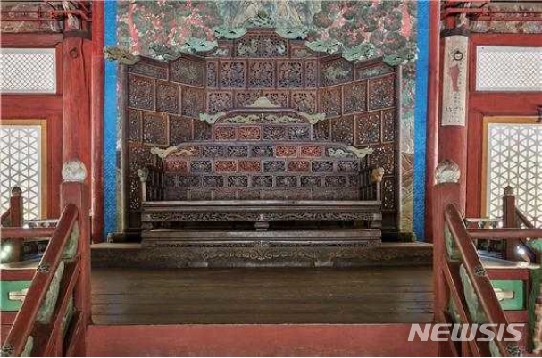 [서울=뉴시스]중화전의 어좌와 어좌를 둘러싼 나무병풍인 곡병. 곡병은 9개의 용두(龍頭, 용머리 모양의 장식기와)를 가지고 있고, 청판(廳板, 곡병의 면을 이루는 판)에는 용, 모란, 초엽 등 다양한 문양이 투각돼 있다. 용상은 6개의 용두를 가지고 있으며, 판의 무늬는 곡병과 같다. 어좌가 올라가 있는 좌탑은 황제를 상징하는 황금색으로 칠해져 있고, 당가(어좌와 좌탑을 둘러싼 조형물)의 천장에는 다섯 개의 발톱을 가진 두 마리의 황금룡이 살아 있는 듯 꿈틀대며 마주 보고 있다.(사진=문화재청 제공)2020.09.22 photo@newsis.com