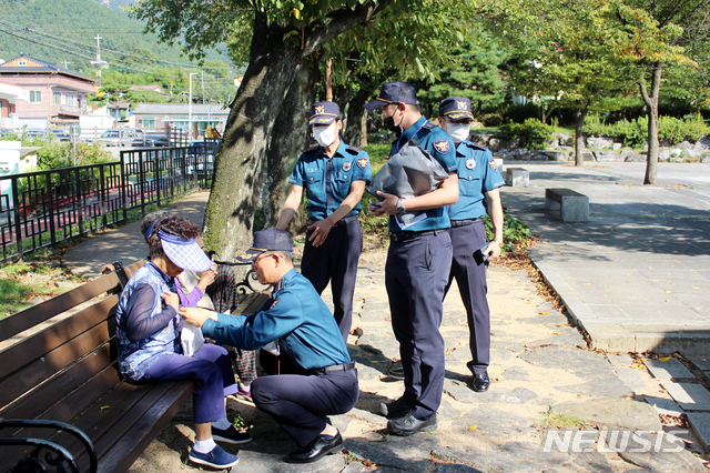 [창녕=뉴시스] 안지율 기자 = 지난달 22일 경남 창녕경찰서 직원들이 지역안전순찰을 하고 있다. (사진=창녕경찰서 제공) 2020.09.22.  photo@newsis.com