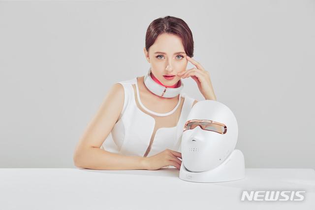 [창원=뉴시스] 강경국 기자 = LED 전문기업 ㈜비츠로가 출시한 엘마 LED 페이스 마스크(FACE MASK). (사진=㈜비츠로 제공). 2020.09.22.photo@newsis.com